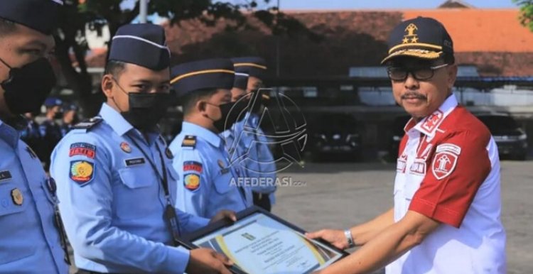 Gagalkan Penyelundupan Narkoba, Pegawai  Lapas Madiun Dapat Penghargaan